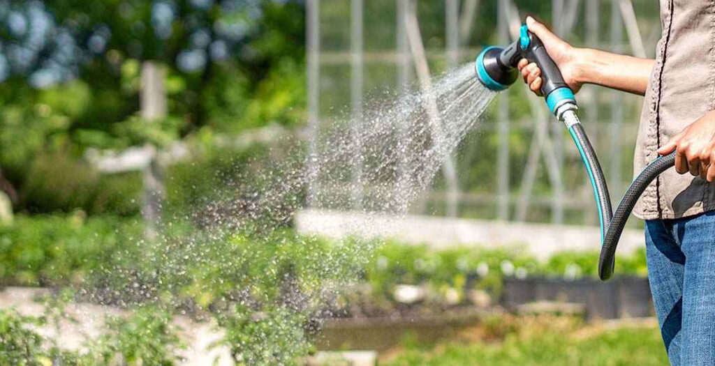 سیستم آبیاری گلخانه - آبیاری دستی