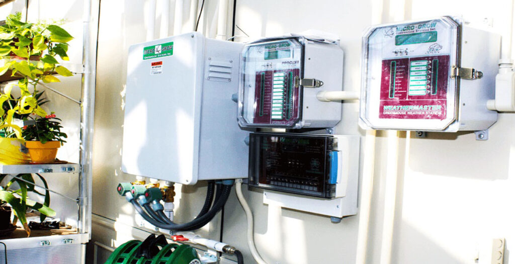 نهاده گلخانه، شامل تجهیزات گلخانه نیز هست.