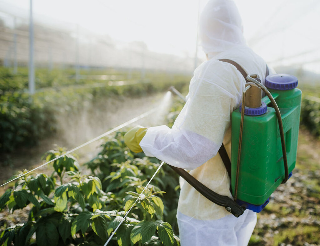 سم گلخانه برای کنترل آفات محصولات گیاهی استفاده می‌شود و شامل علف‌کش‌ها، حشره‌کش‌ها، قارچ‌کش‌ها و ... است.